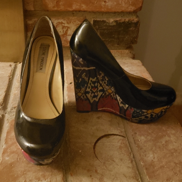 Steve Madden Wedge Size 6 Closed-toe Black shoe W/ Multi Colored Wedge - Picture 4 of 6